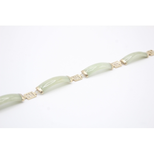 130 - 9ct gold and jade bracelet (13.3g)