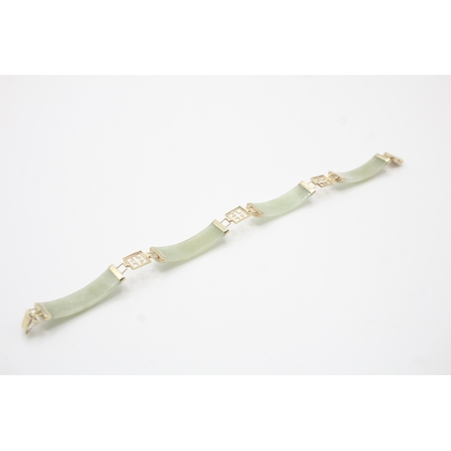 130 - 9ct gold and jade bracelet (13.3g)