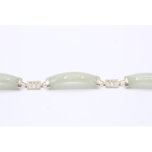 130 - 9ct gold and jade bracelet (13.3g)