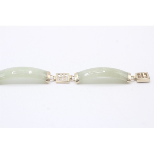 130 - 9ct gold and jade bracelet (13.3g)