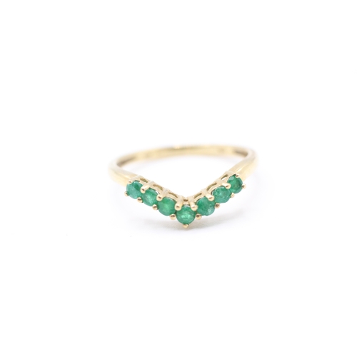 133 - 9ct gold and emerald chevron ring (1.3g) Size  N