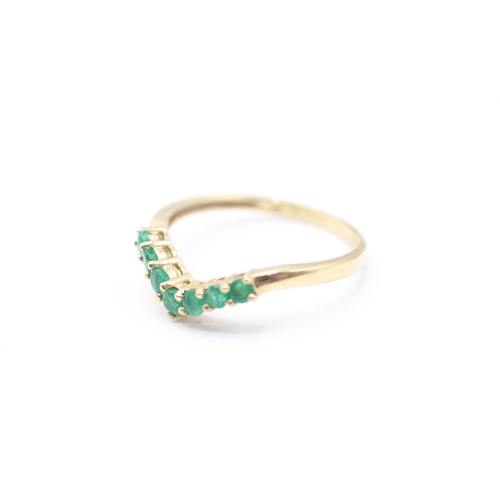 133 - 9ct gold and emerald chevron ring (1.3g) Size  N