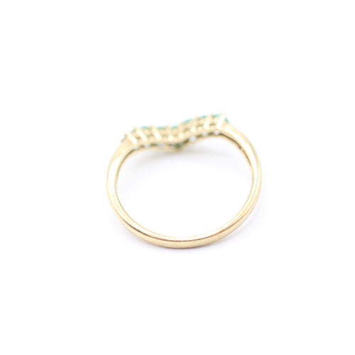 133 - 9ct gold and emerald chevron ring (1.3g) Size  N