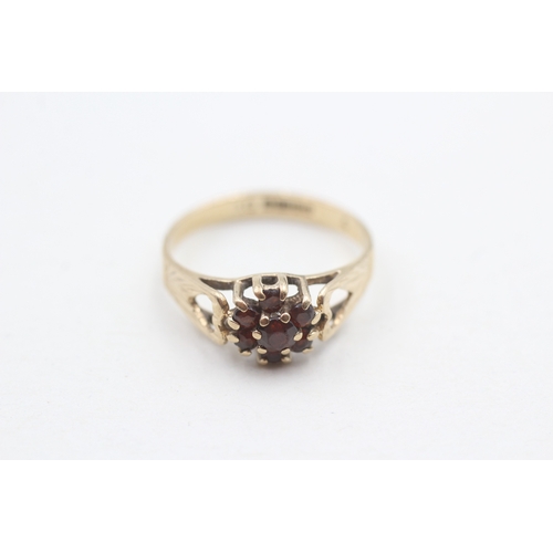 17 - 9ct gold and garnet flower cluster ring (1.7g) Size  M