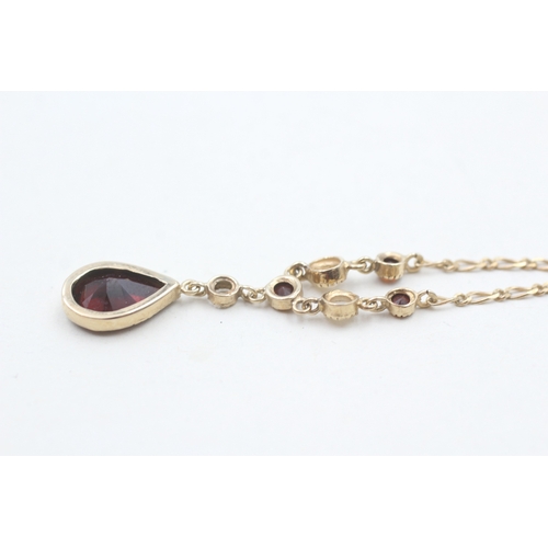 19 - 9ct gold garnet and seed pearl necklace (2.8g)