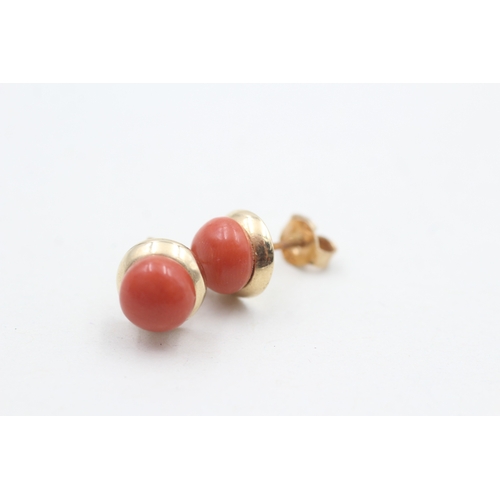 29 - 9ct gold and coral stud earrings (2.4g)