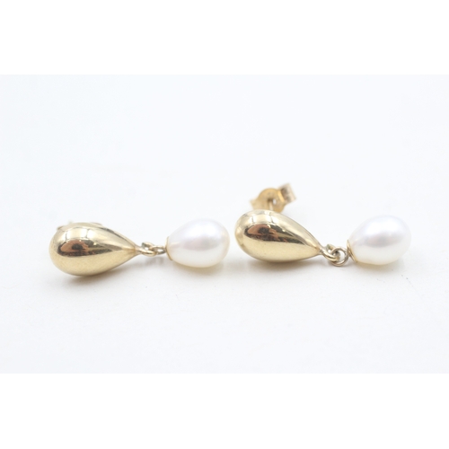 41 - 9ct gold cultured pearl drop earrings with screw backs (1.9g)