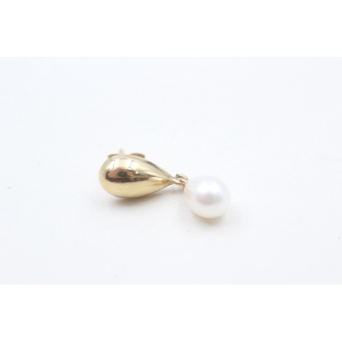 41 - 9ct gold cultured pearl drop earrings with screw backs (1.9g)