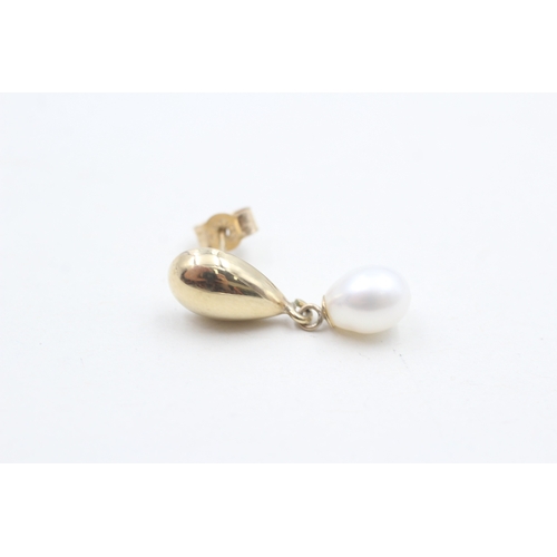 41 - 9ct gold cultured pearl drop earrings with screw backs (1.9g)