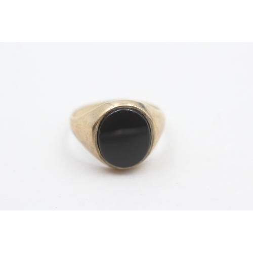 45 - 9ct gold oval black onyx signet ring (2.8g) Size  L 1/2