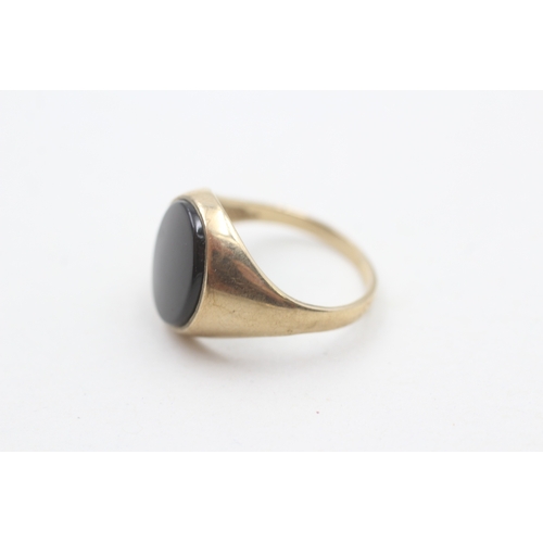 45 - 9ct gold oval black onyx signet ring (2.8g) Size  L 1/2