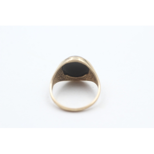 45 - 9ct gold oval black onyx signet ring (2.8g) Size  L 1/2