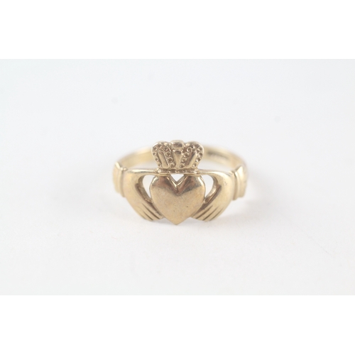 61 - 9ct gold claddagh dress ring (2.6g) Size  O 1/2