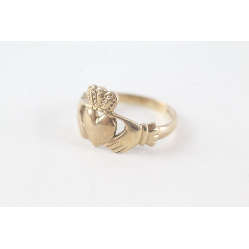 61 - 9ct gold claddagh dress ring (2.6g) Size  O 1/2