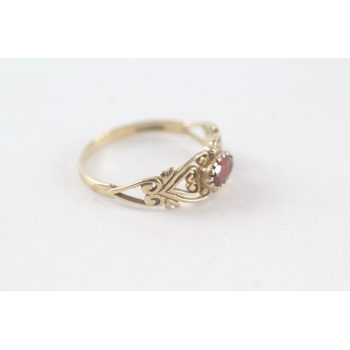 63 - 9ct gold garnet set dress ring (1.8g) Size  P