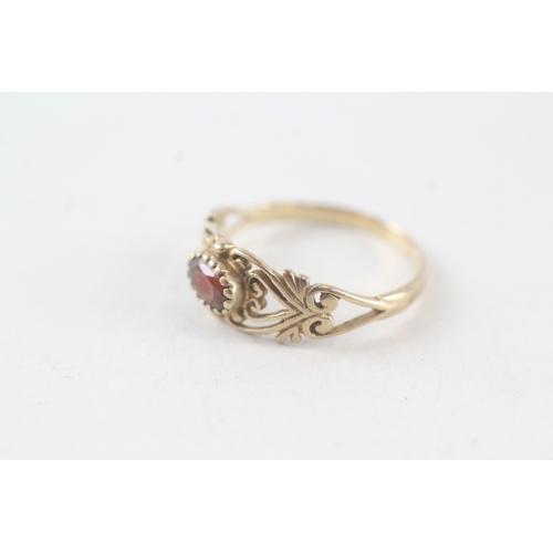 63 - 9ct gold garnet set dress ring (1.8g) Size  P