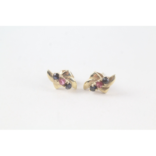 69 - 9ct gold sapphire and ruby set ribbon stud earrings (1.2g)