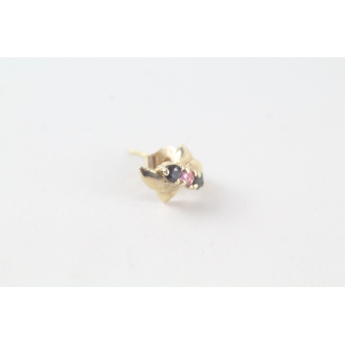 69 - 9ct gold sapphire and ruby set ribbon stud earrings (1.2g)