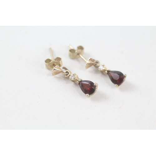 80 - 9ct gold pear cut garnet set drop earrings (0.8g)