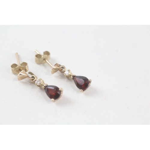 80 - 9ct gold pear cut garnet set drop earrings (0.8g)