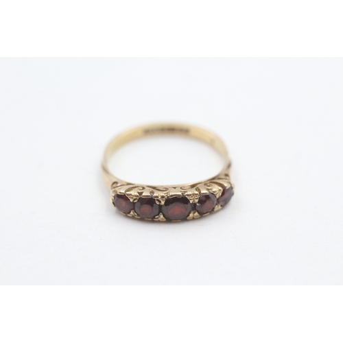 92 - 9ct gold vintage garnet dress ring with a patterned gallery (2.3g) Size  O