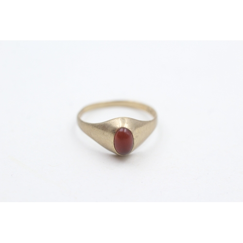 93 - 9ct gold carnelian dress ring (1g) AS SEEN - MISSHAPEN Size  H 1/2