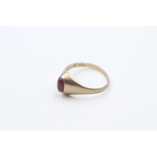 93 - 9ct gold carnelian dress ring (1g) AS SEEN - MISSHAPEN Size  H 1/2