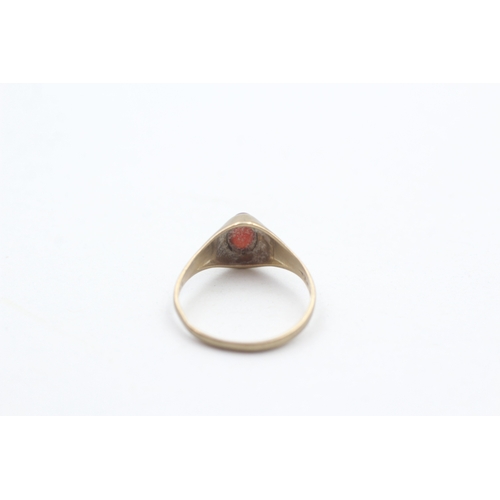 93 - 9ct gold carnelian dress ring (1g) AS SEEN - MISSHAPEN Size  H 1/2