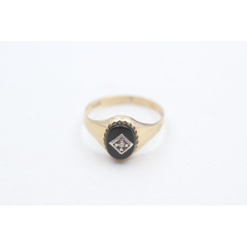 94 - 9ct gold black onyx & paste ring (1.4g) Size  L