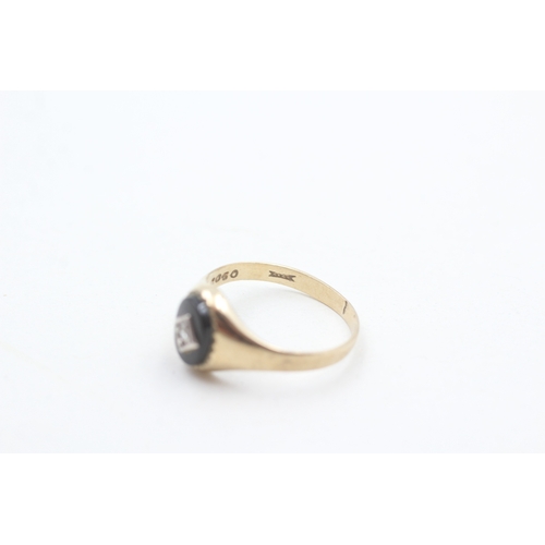 94 - 9ct gold black onyx & paste ring (1.4g) Size  L