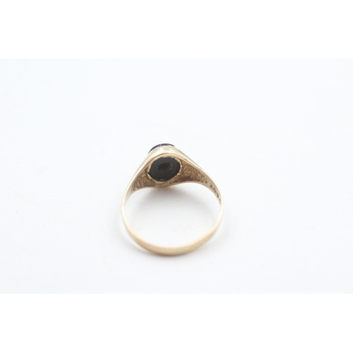 94 - 9ct gold black onyx & paste ring (1.4g) Size  L