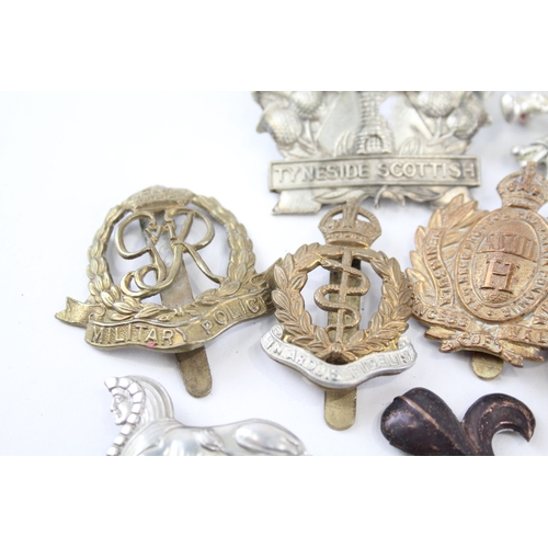 452 - Military Cap Badges Inc Tyneside Scottish, Lancers, Lincolns, Etc x 10