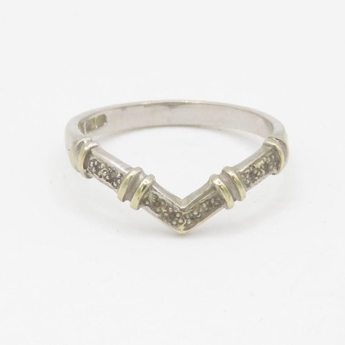 118 - 9ct gold and diamond chevron ring (2.4g) Size P