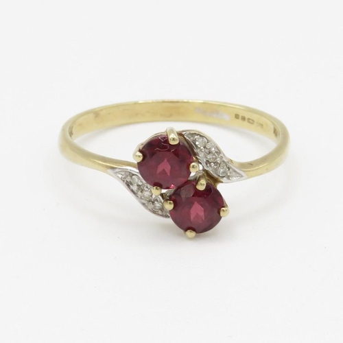 119 - 9ct gold garnet and diamond shoulder set ring (2.8g) Size S 1/2