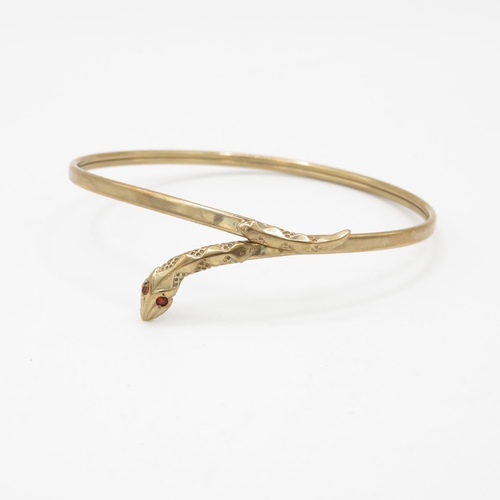 124 - 9ct gold vintage garnet set snake bangle (4.9g)