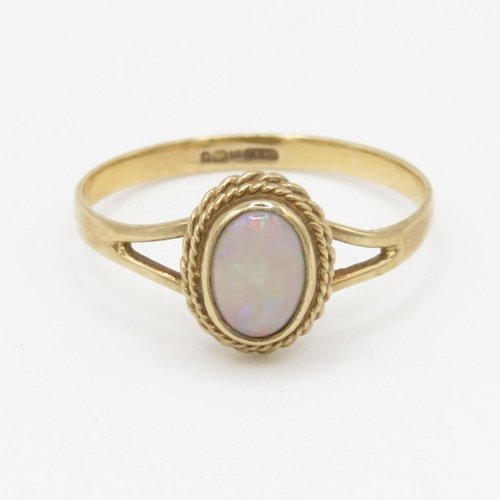 137 - 9ct gold and opal cabochon ring (1.6g) Size R