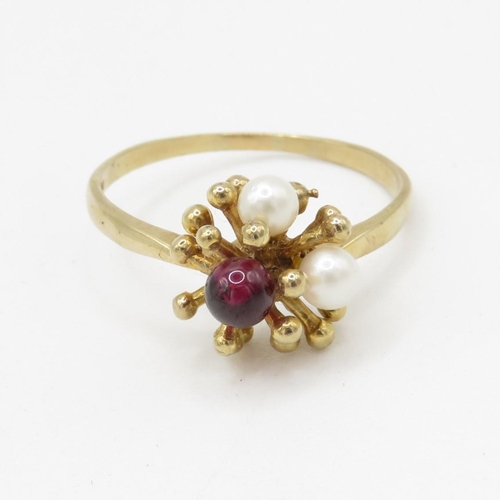 184 - 9ct gold cultured pearl and garnet ring (2.6g) Size Q