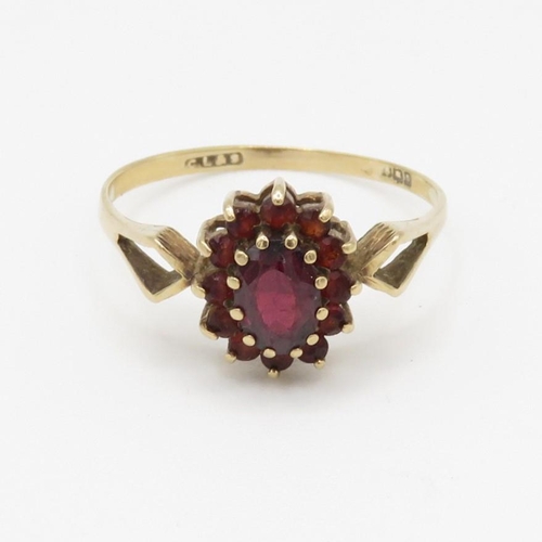 19 - 9ct gold vintage garnet cluster ring (2.3g) Size V 1/2