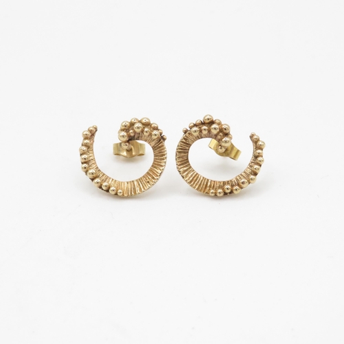 192 - 9ct gold textured spiral shape stud earrings (4.1g)