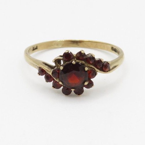 26 - 9ct gold garnet set cluster ring (1.7g) Size P