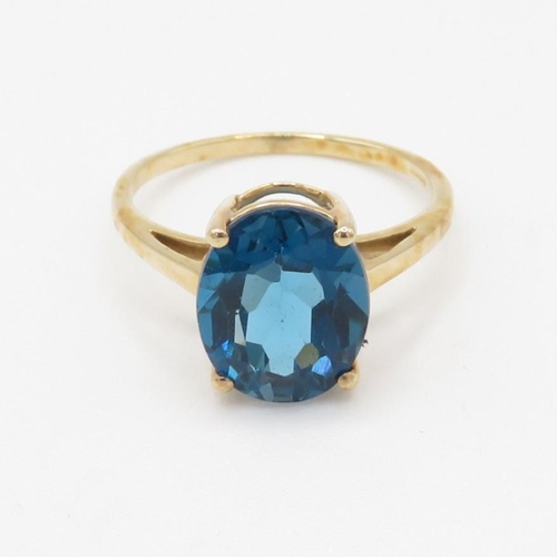 4 - 9ct gold oval cut blue topaz dress ring (2.5g) Size M