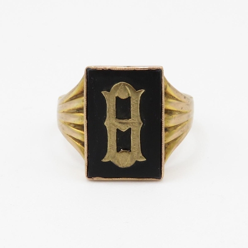 75 - 9ct gold onyx set gothic initial signet ring (5.4g) Size W