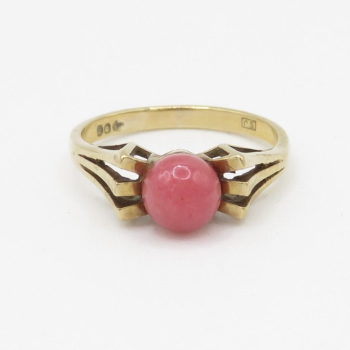 88 - 9ct gold and pink hardstone ring (2.3g) Size L