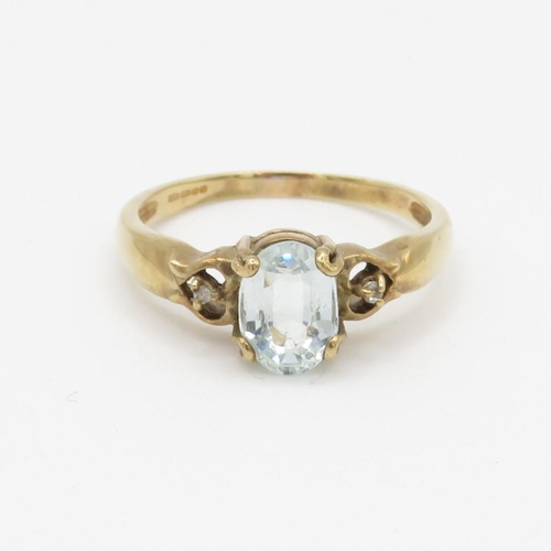 89 - 9ct gold aquamarine and white gemstone ring (2.5g) Size Q