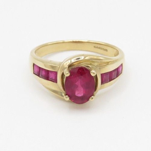 91 - 9ct gold tourmaline centre stone and ruby side set ring (3.9g) Size N