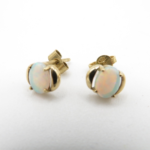 62 - 9ct gold vintage opal stud earrings (1.3g)