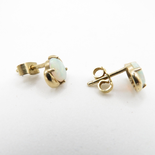 62 - 9ct gold vintage opal stud earrings (1.3g)