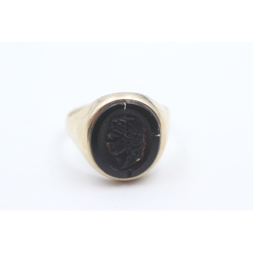 112 - 9ct gold onyx portrait cameo signet ring (4.7g) Size R