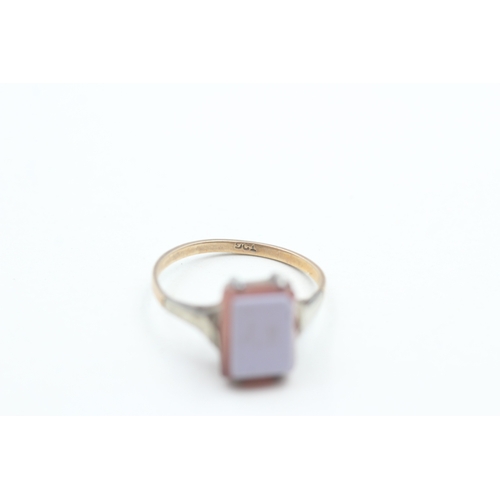 113 - 9ct gold vintage sardonyx dress ring (1.6g) AS SEEN - MISSHAPEN Size M