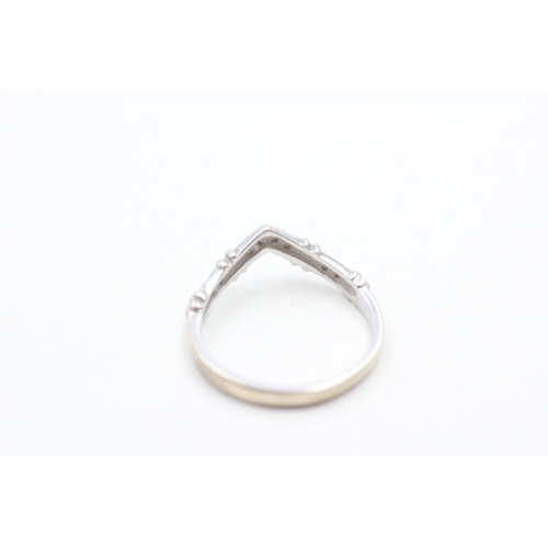 118 - 9ct gold and diamond chevron ring (2.4g) Size P